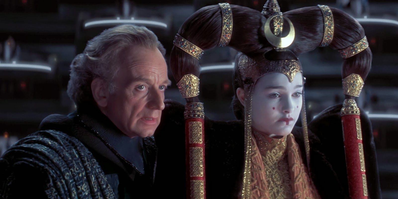 A Rainha Amidala e o Senador Palpatine sentam-se em uma audiência do Senado em A Ameaça Fantasma