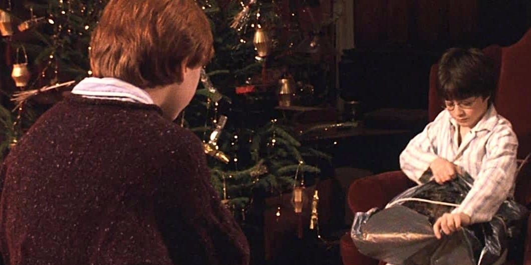 Ron e Harry abrindo presentes no Natal Harry Potter