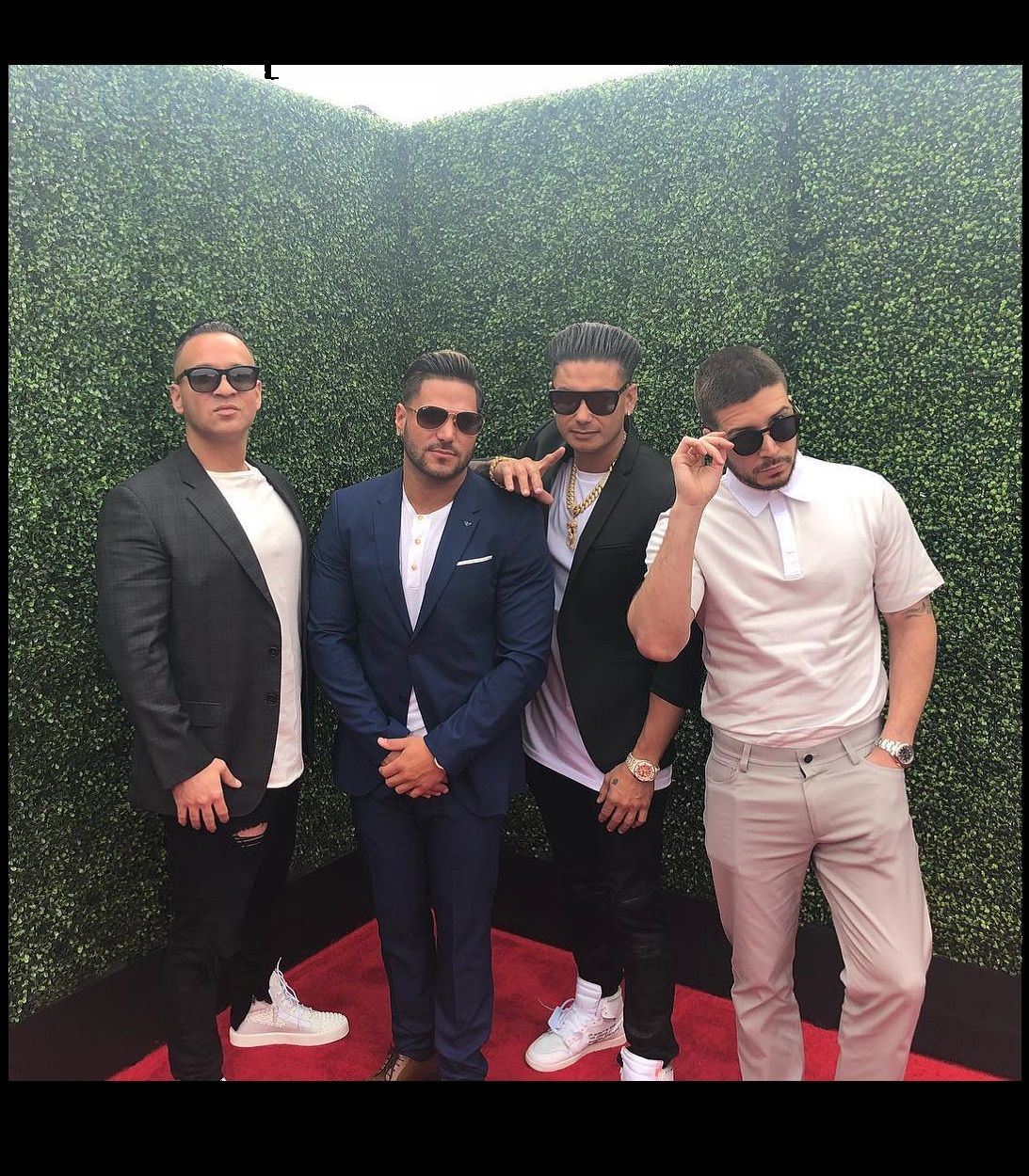 Ronnie Ortiz-Magro poses with castmates