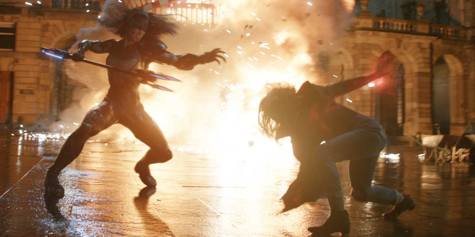 Scarlet Witch fights Proxima Midnight in Avengers Infinity War