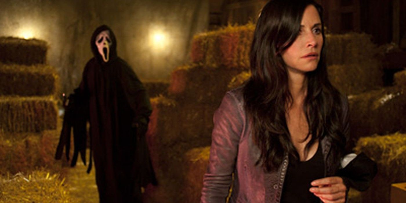 Ghostface creeps up on Gale in Scream 4