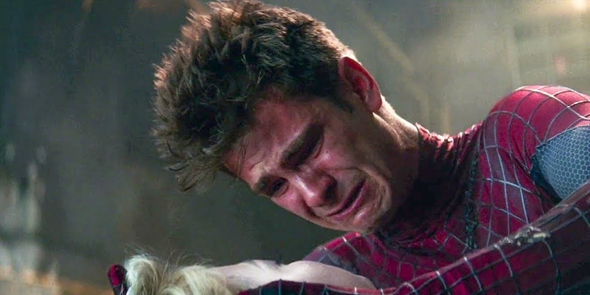 Peter cries as he holds Gwen in The Amazing Spider-Man 2