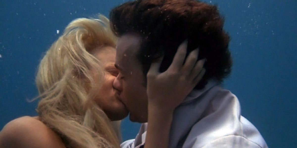 Madison and Allen kiss underwater in Splash