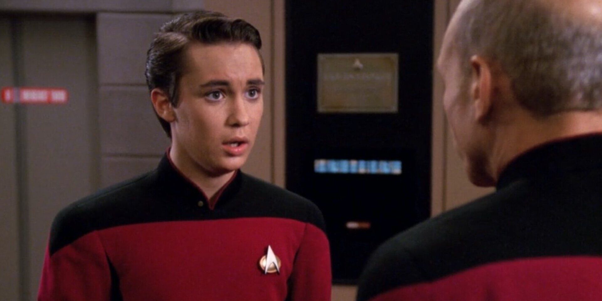 Wesley Crusher conversando com alguém em "Star Trek: The Next Generation.