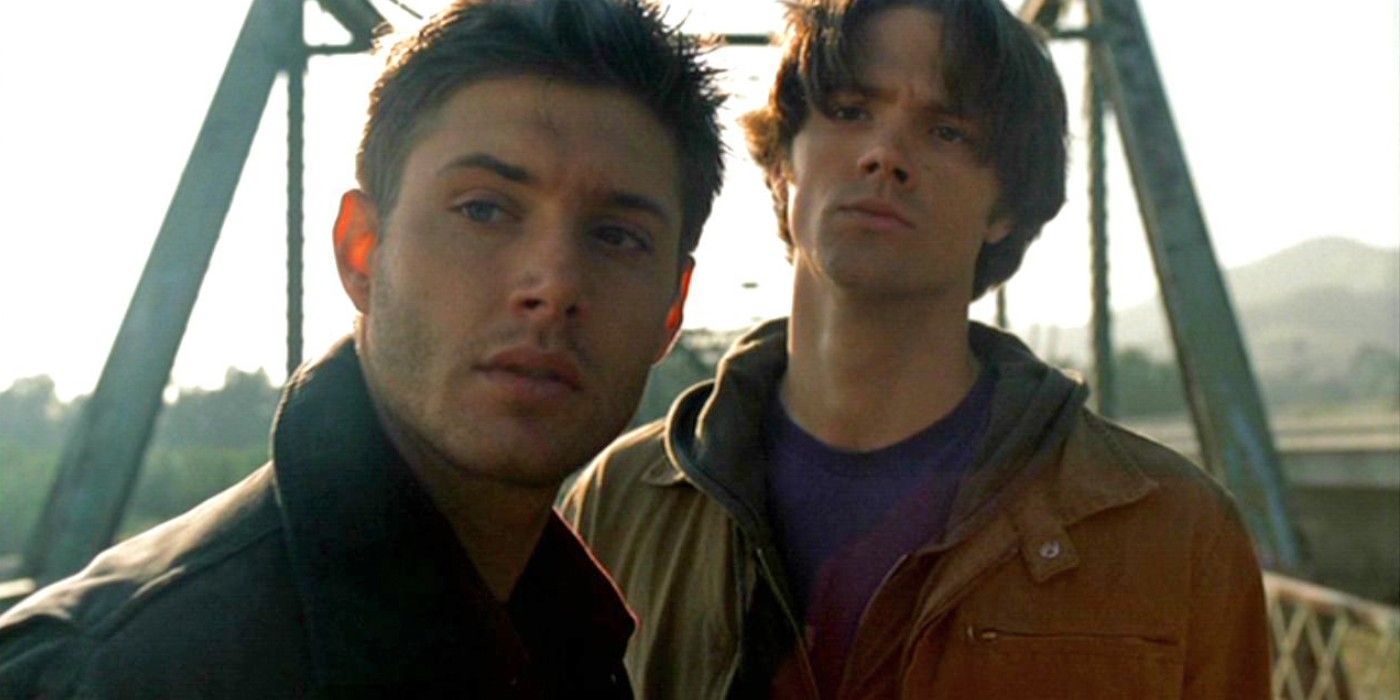 Jared Padalecki as Sam and Jensen Ackles as Dean look at something in the pilot episode of Supernatural