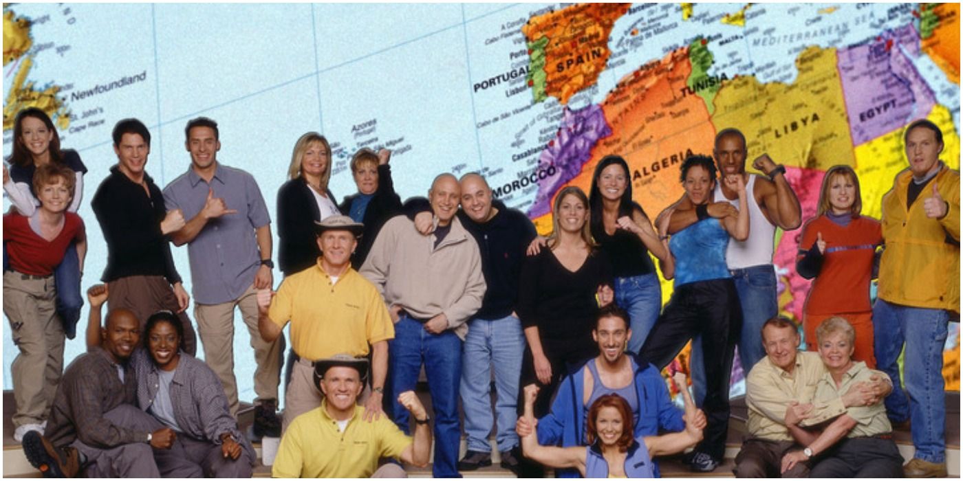 The entire cast of The Amazing Race season 1 poses for a cast photo.