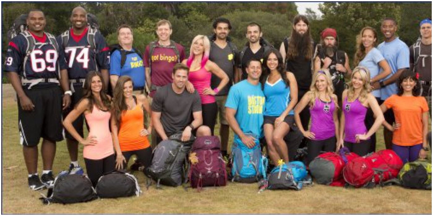 The entire cast of The Amazing Race season 23 poses for a cast photo.