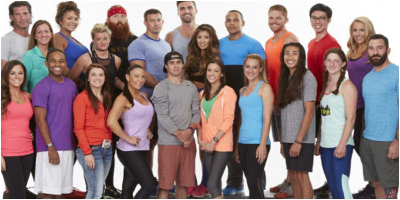 The entire cast of The Amazing Race season 25 poses for a cast photo.