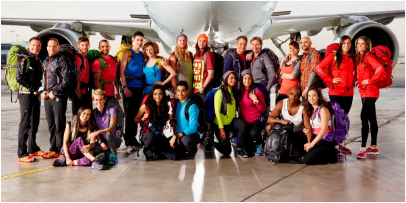 The entire cast of The Amazing Race season 7 poses for a cast photo.