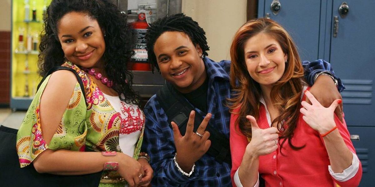 Original cast of That's So Raven-Eddie, Chelsea, and Raven at school