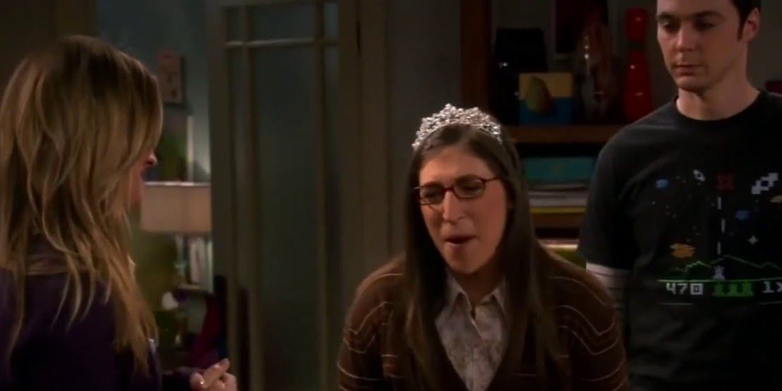 Amy em uma tiara em The Big Bang Theory