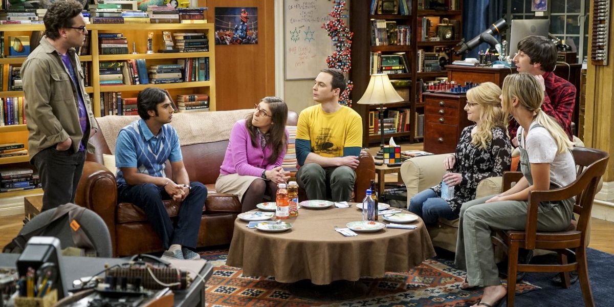 The Big Bang Theory: la banda di TBBT seduta sul divano nell'appartamento di Leonard