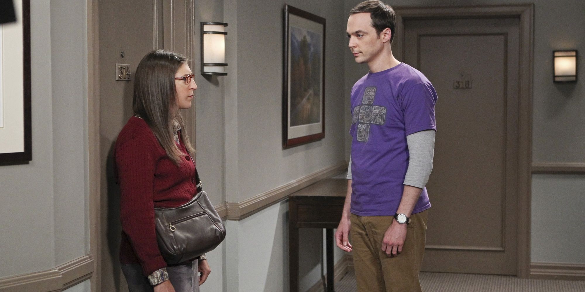 The Big Bang Theory - Amy e Sheldon conversam no corredor