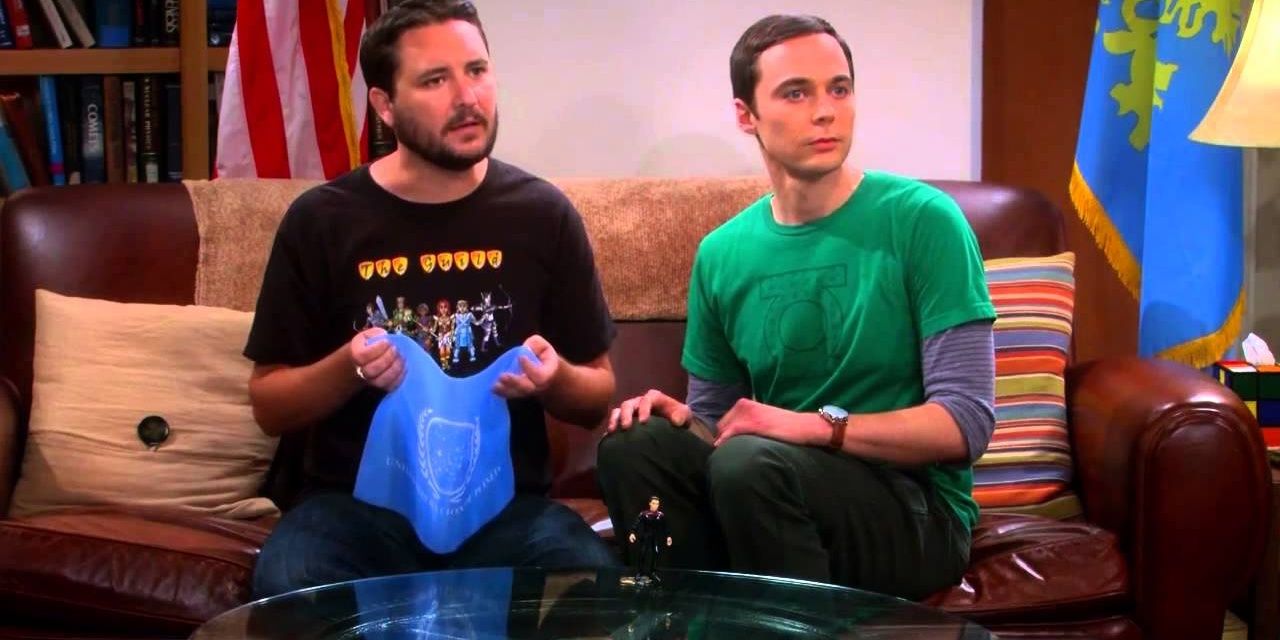 Sheldon e Wil Wheaton sentam lado a lado no sofá no TBBT