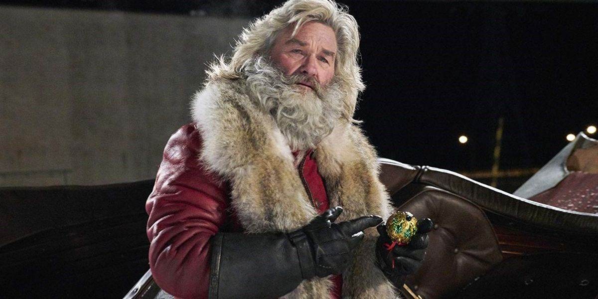 Papai Noel aponta para uma bugiganga em The Christmas Chronicles (2018)