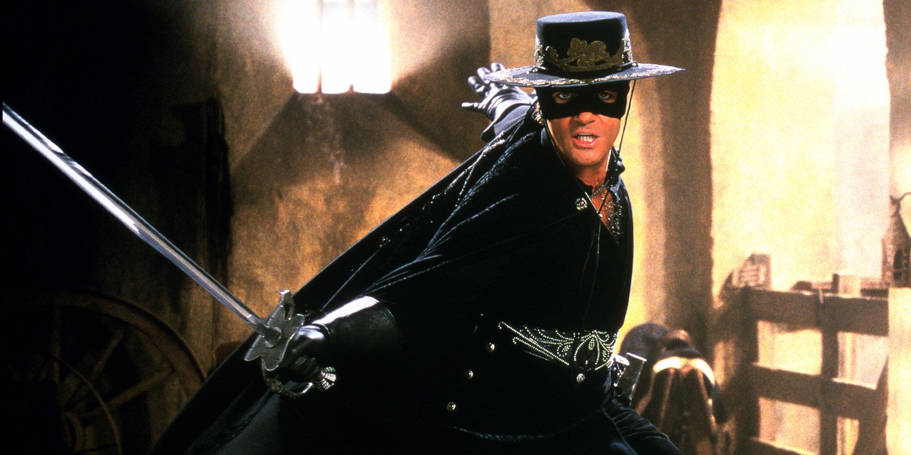 Antonio Banderas in a fighting stance in the Mask of Zorro
