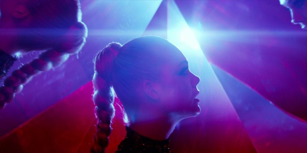 Elle Fanning looking at her reflections in The Neon Demon (2016)