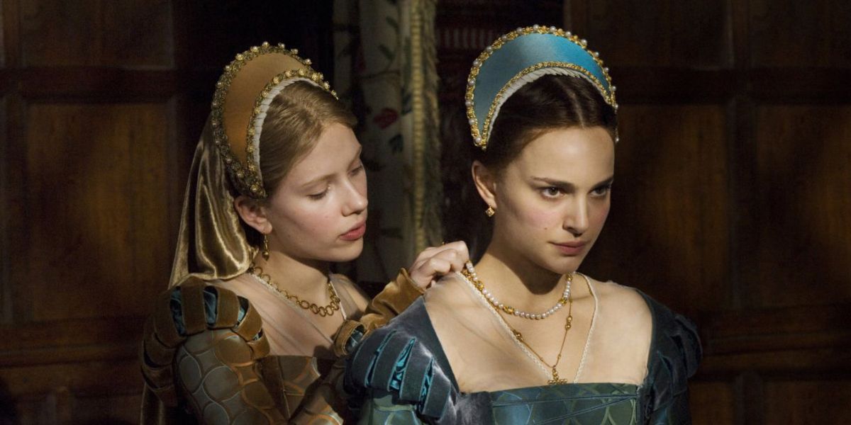 Scarlett Johansson puts a necklace on Natalie Portman in The Other Boleyn Girl