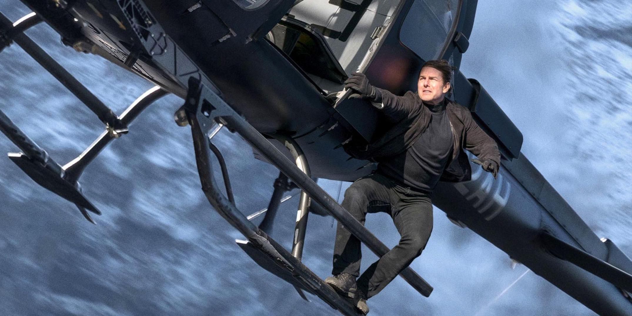 Tom Cruise pendurado do lado de fora do helicóptero em Mission Impossible Fallout