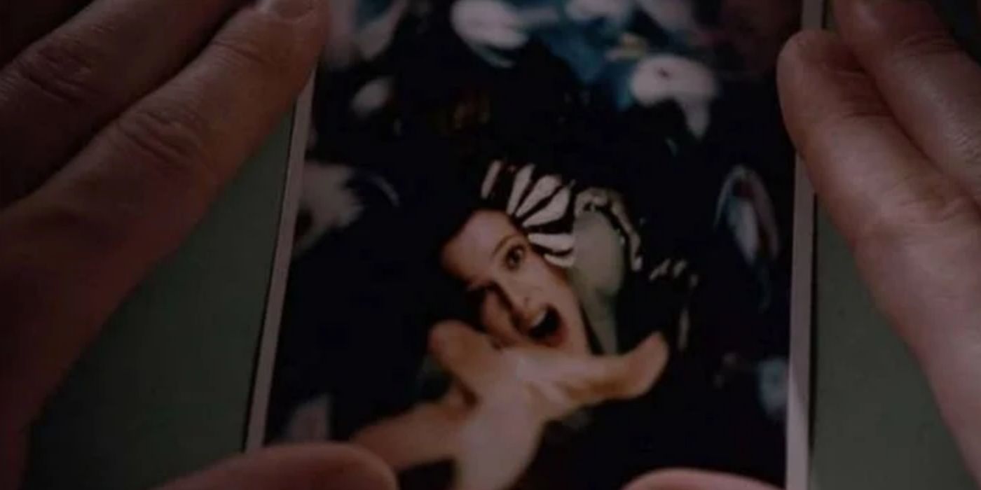 Scully appears trapped in a photo in The X-Files episode &quot;Unruhe&quot;