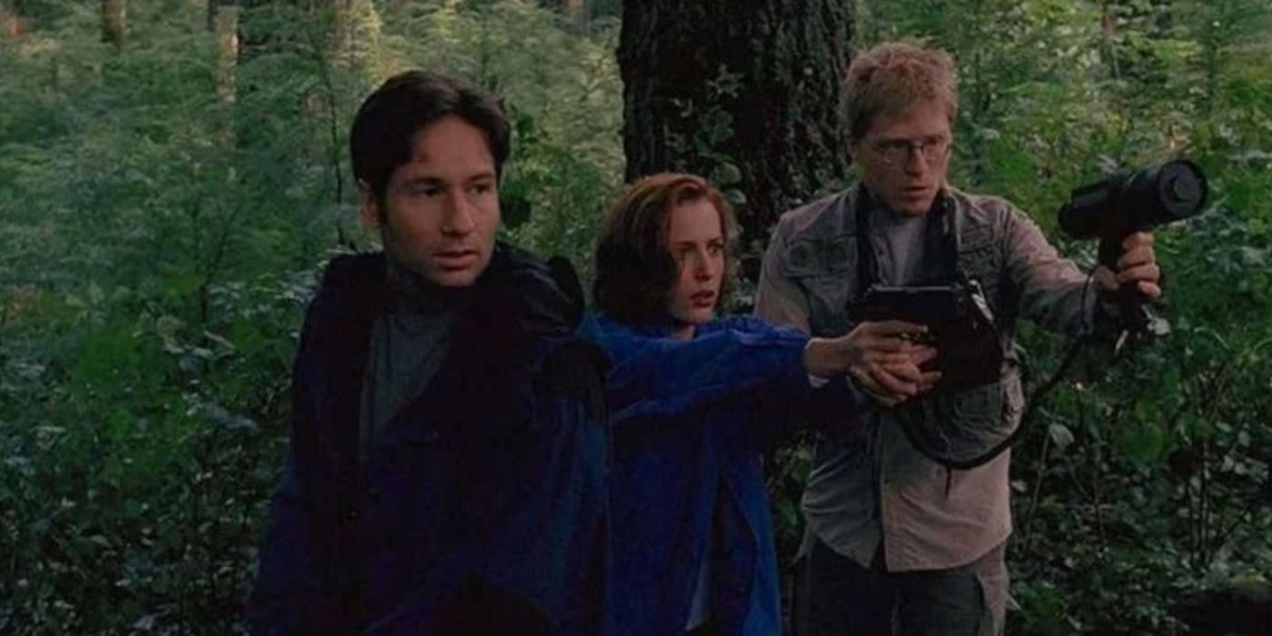 Mulder, Scully, and Jeff Glaser investigate in the woods in The X-Files episode &quot;Detour&quot;