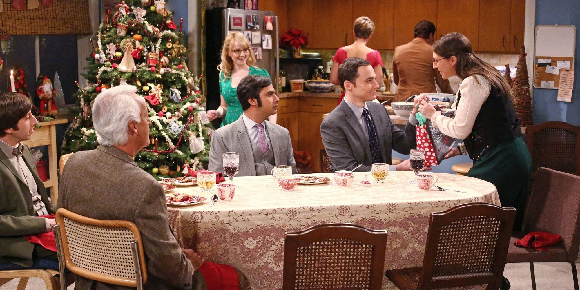 O elenco de TBBT celebrando o Natal juntos na casa de Amy