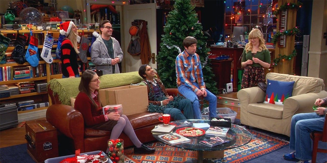 The Big Bang Theory Episódio de Natal com a turma sentada no apartamento 