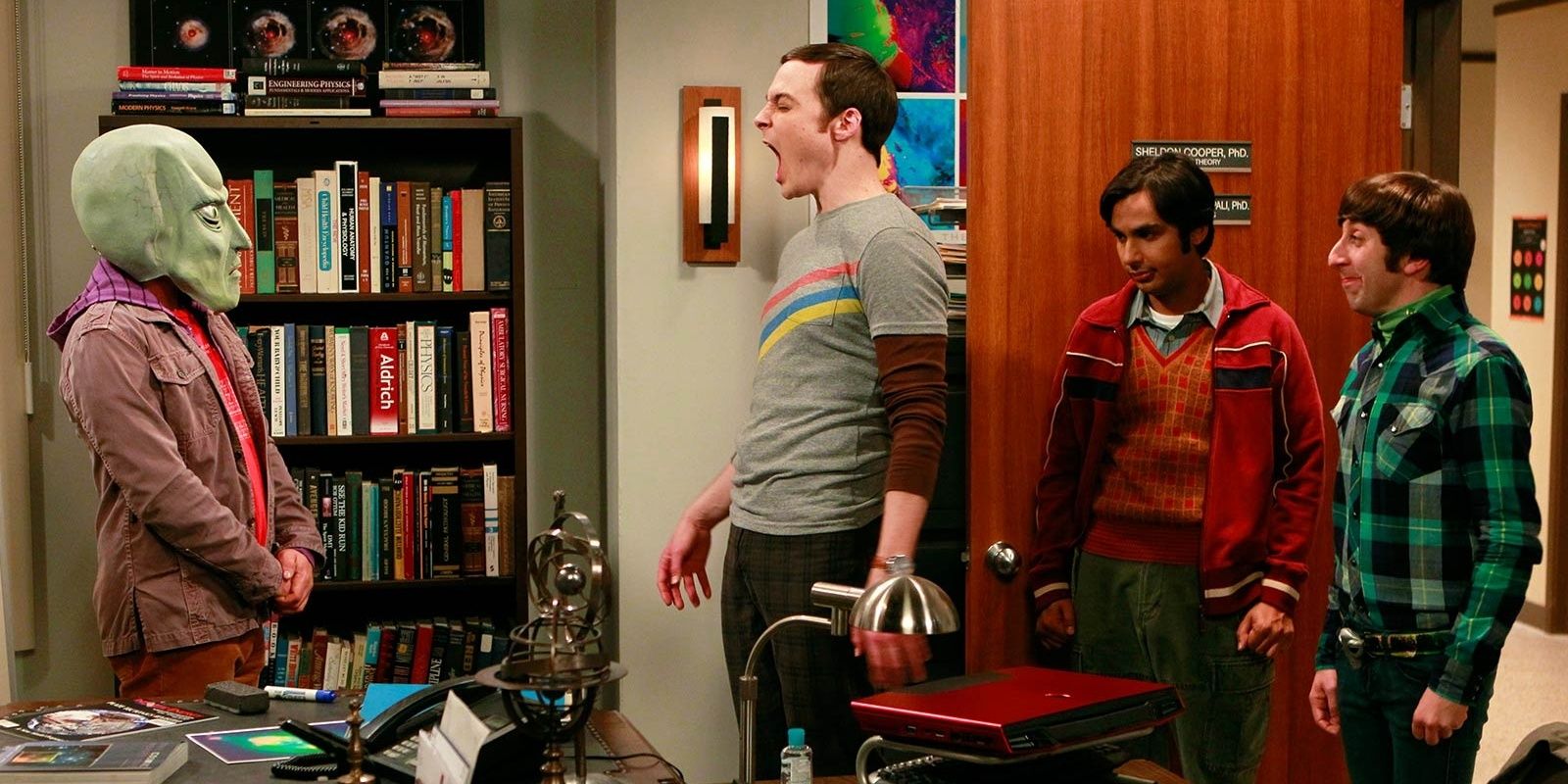 Sheldon grita em choque com Leonard usando máscara no TBBT