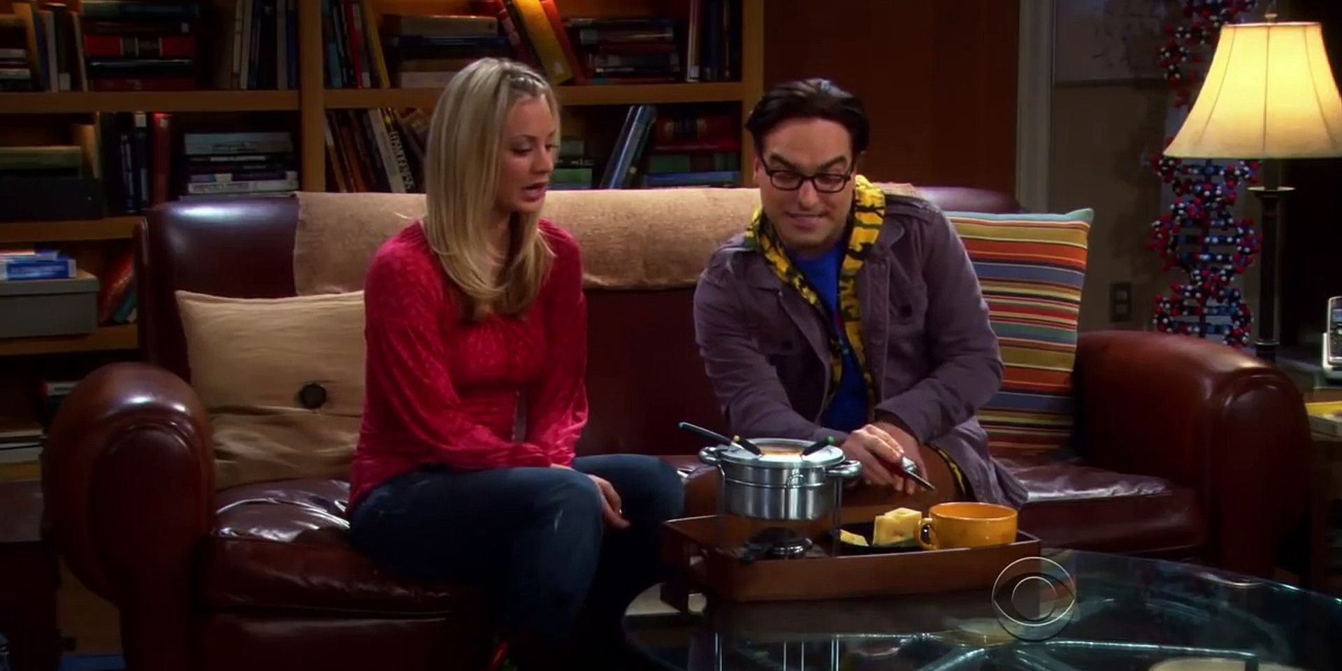 Leonard convida Penny para a Suíça enquanto está sentado em seu sofá no TBBT