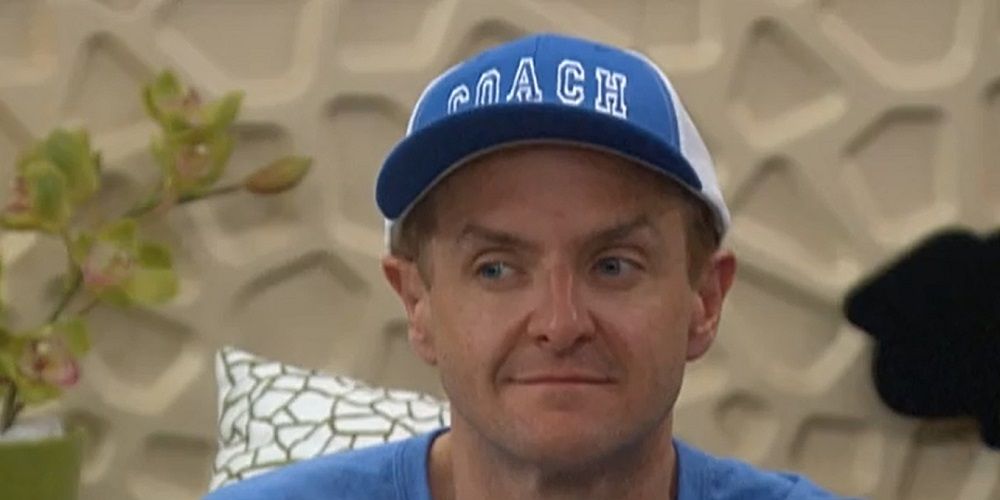 Mike Malin do Big Brother usando um chapéu azul olhando maliciosamente para o lado