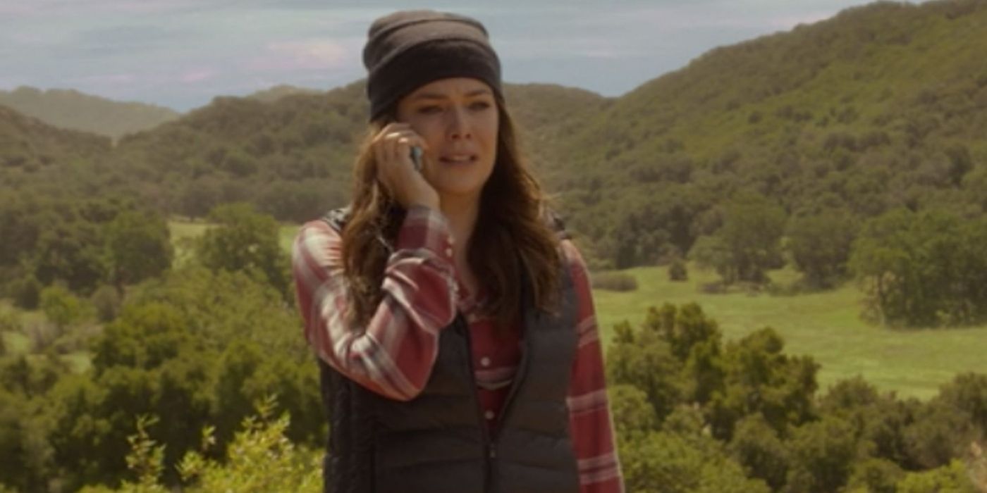 Lorelai talking on the phone outside in Gilmore Girls: A Year In The Life