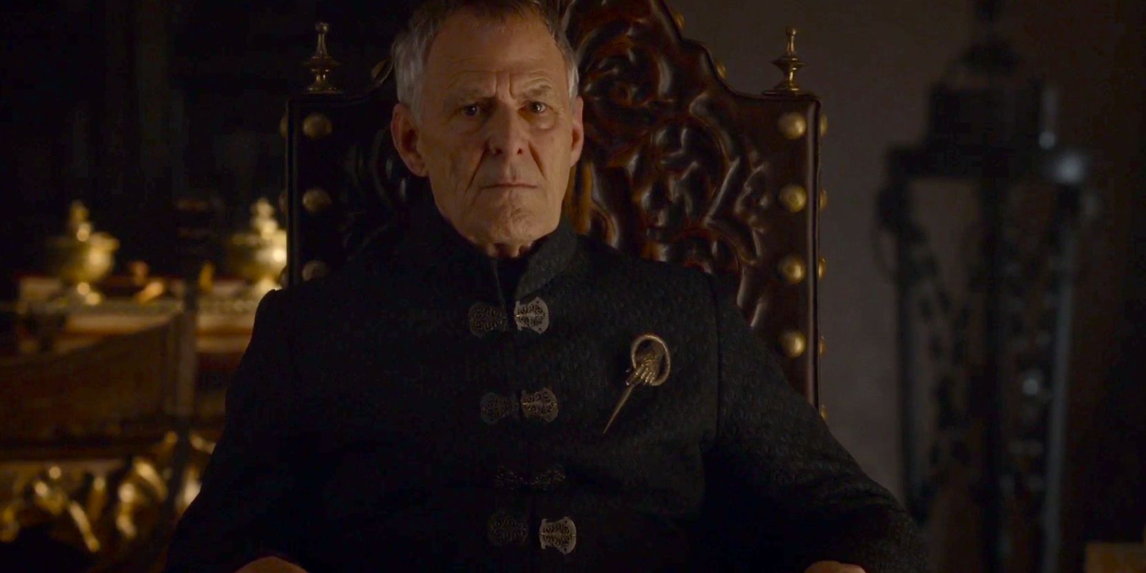 Kevan Lannister assis sur une chaise dans Game of Thrones