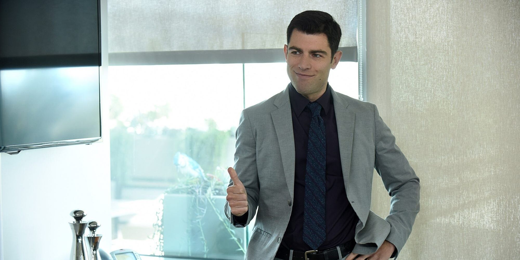 Schmidt gives a thumbs up in New Girl
