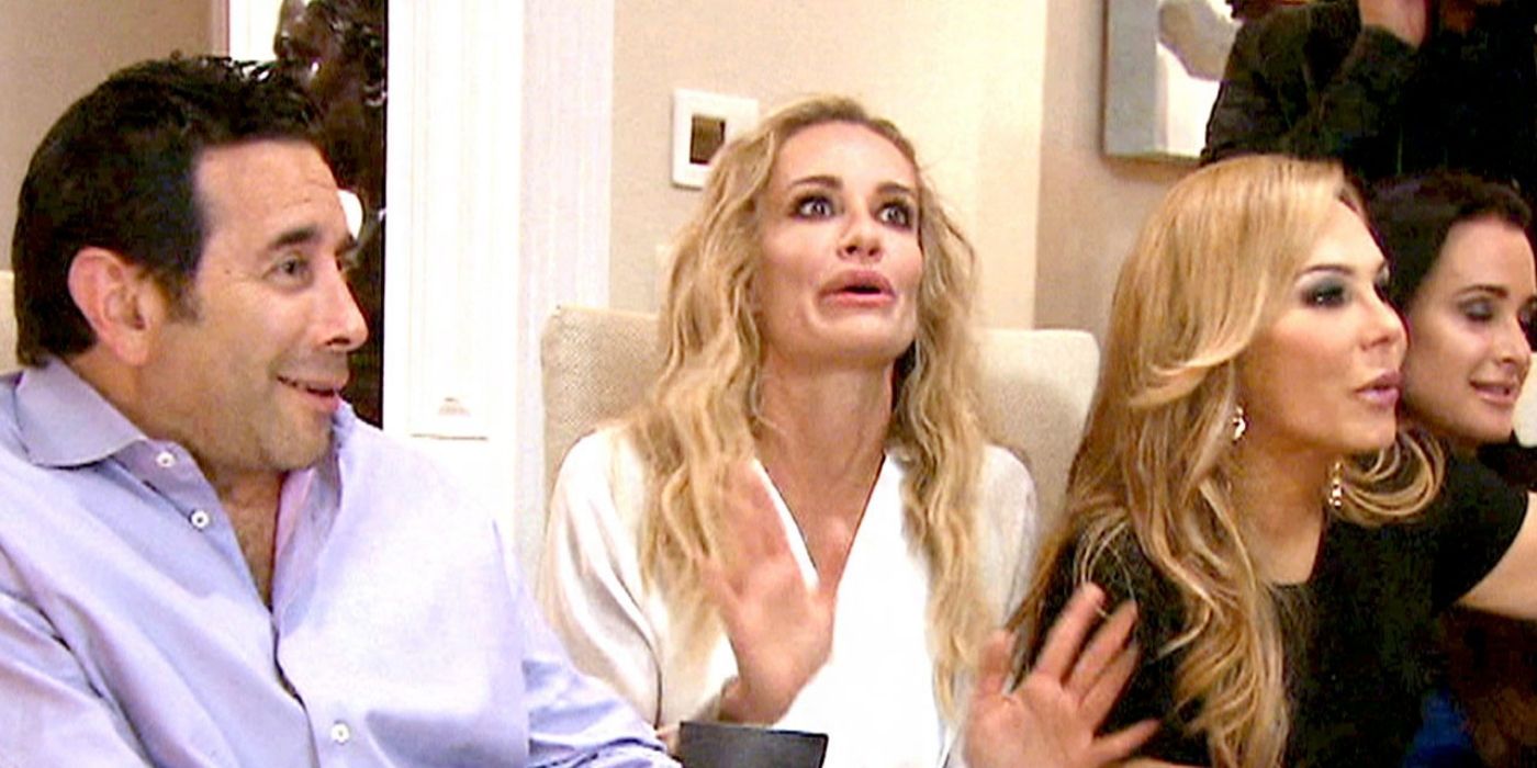 Taylor Armstrong em estado de choque em um jantar com as donas de casa no RHOBH