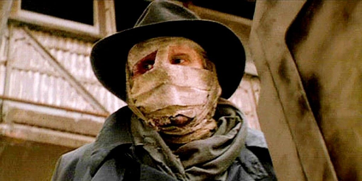 Liam Neeson as Peyton Westlake with face wrapped in bandages in Darkman