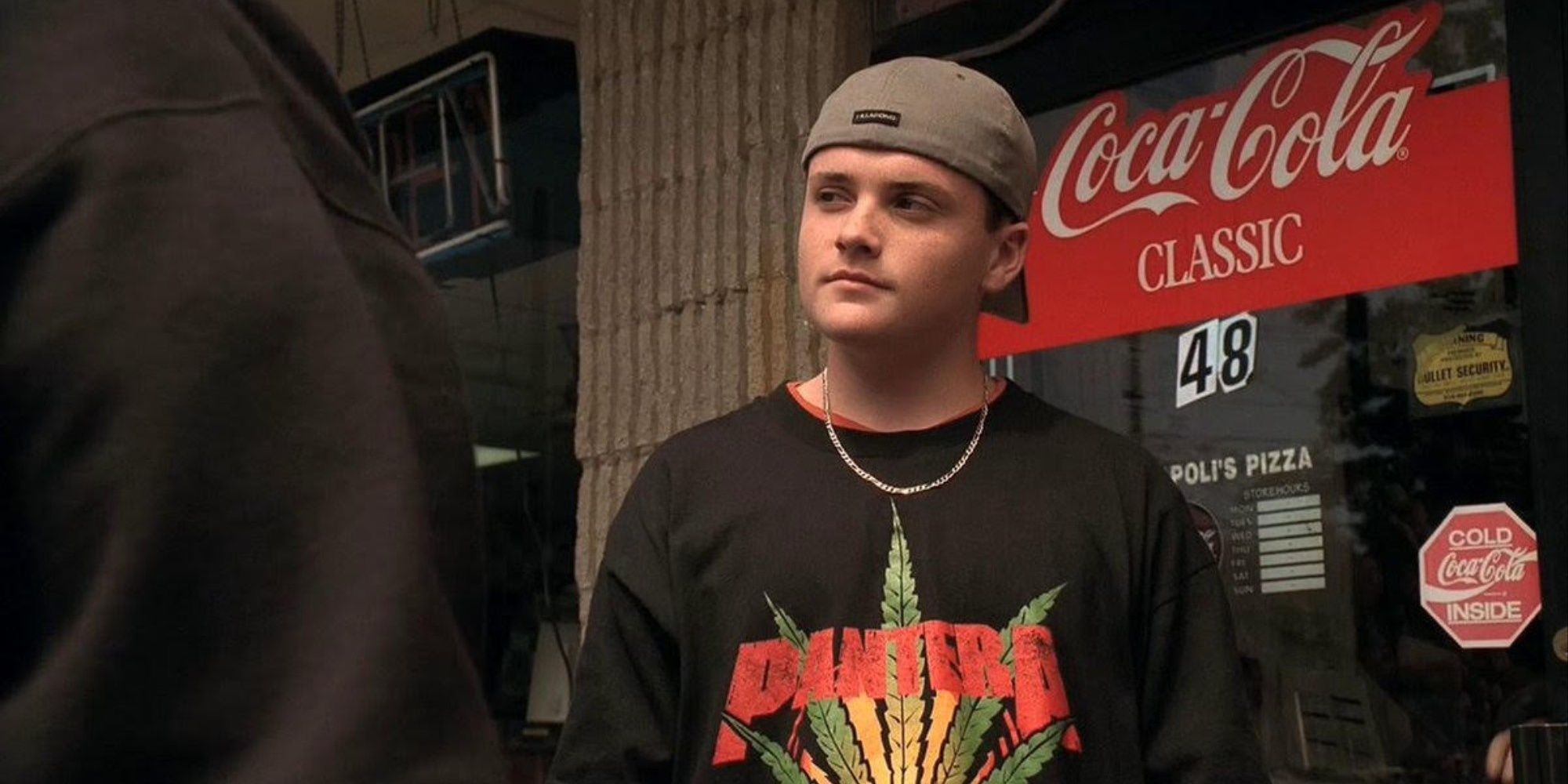 AJ Soprano se encontra com seus amigos para planejar uma noite no Sopranos em frente a uma máquina de Coca-Cola.