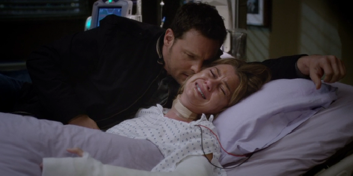Alex abraçando Meredith após sua agressão em Grey's Anatomy