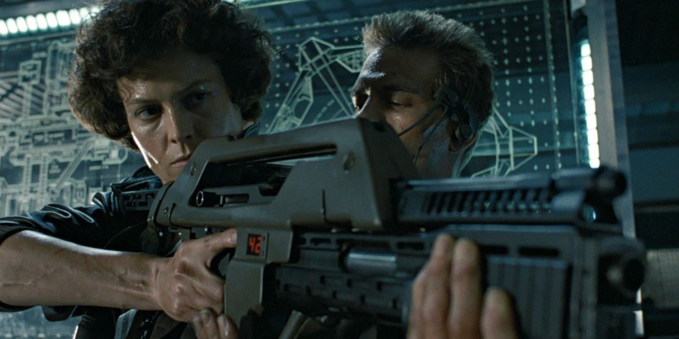 Hicks showing Ripley how to hold a gun in Aliens