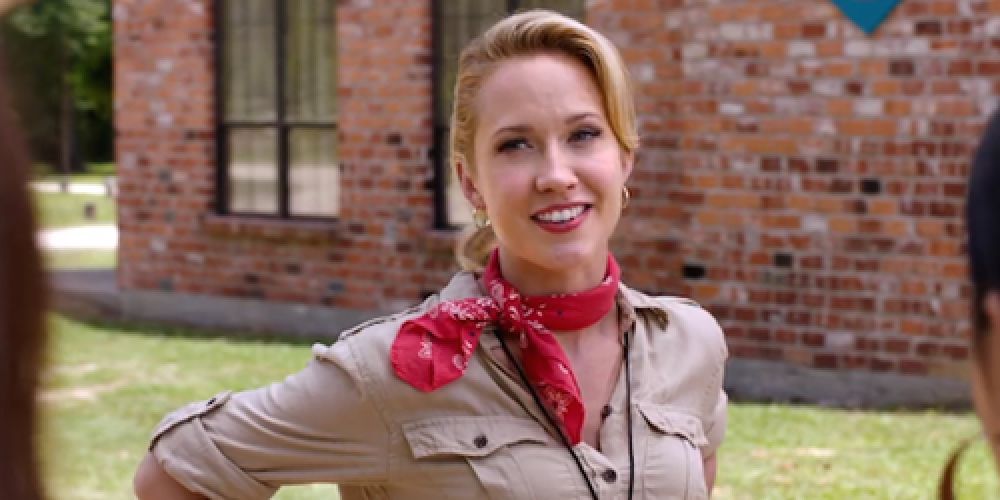 Aubrey with a bandanna around her neck in Pitch Perfect 2