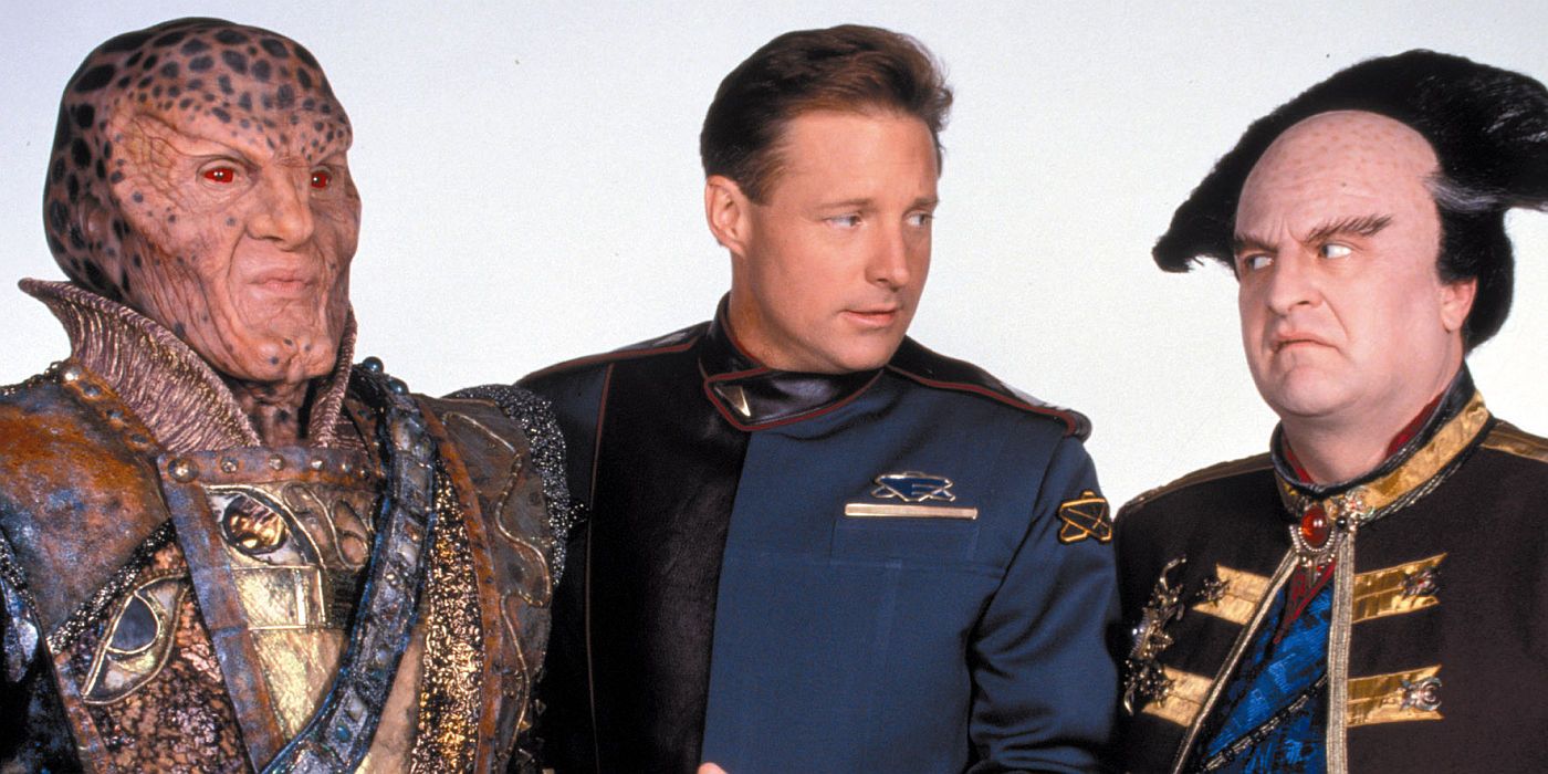 Captain Sheridan stands between two feuding aliens from Babylon 5