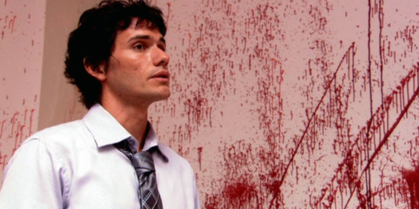 Brian Moser, também conhecido como Ice Truck Killer, em pé ao lado de uma parede manchada de sangue em Dexter