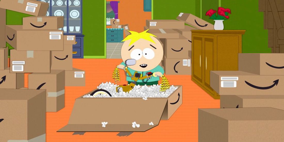 Butters abriendo un paquete de Amazon en el episodio de South Park "Desfile de bicicletas."