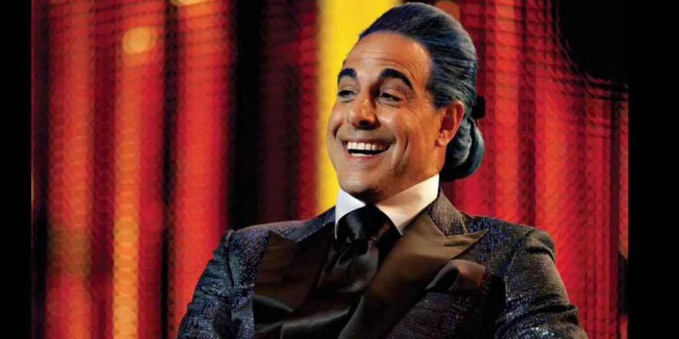 Caesar Flickerman rindo durante seu show em Jogos Vorazes.