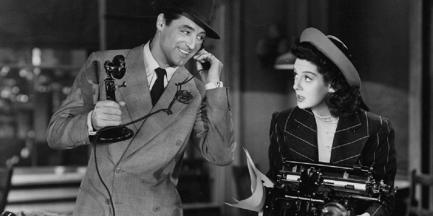 Cary Grant fala ao telefone enquanto Rosalind Russell digita His Girl Friday.