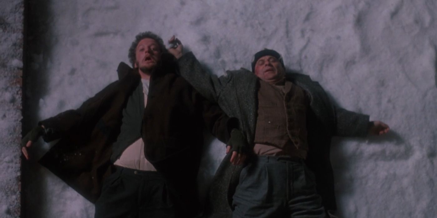 Harry e Marv deitados na neve em Home Alone (1990)