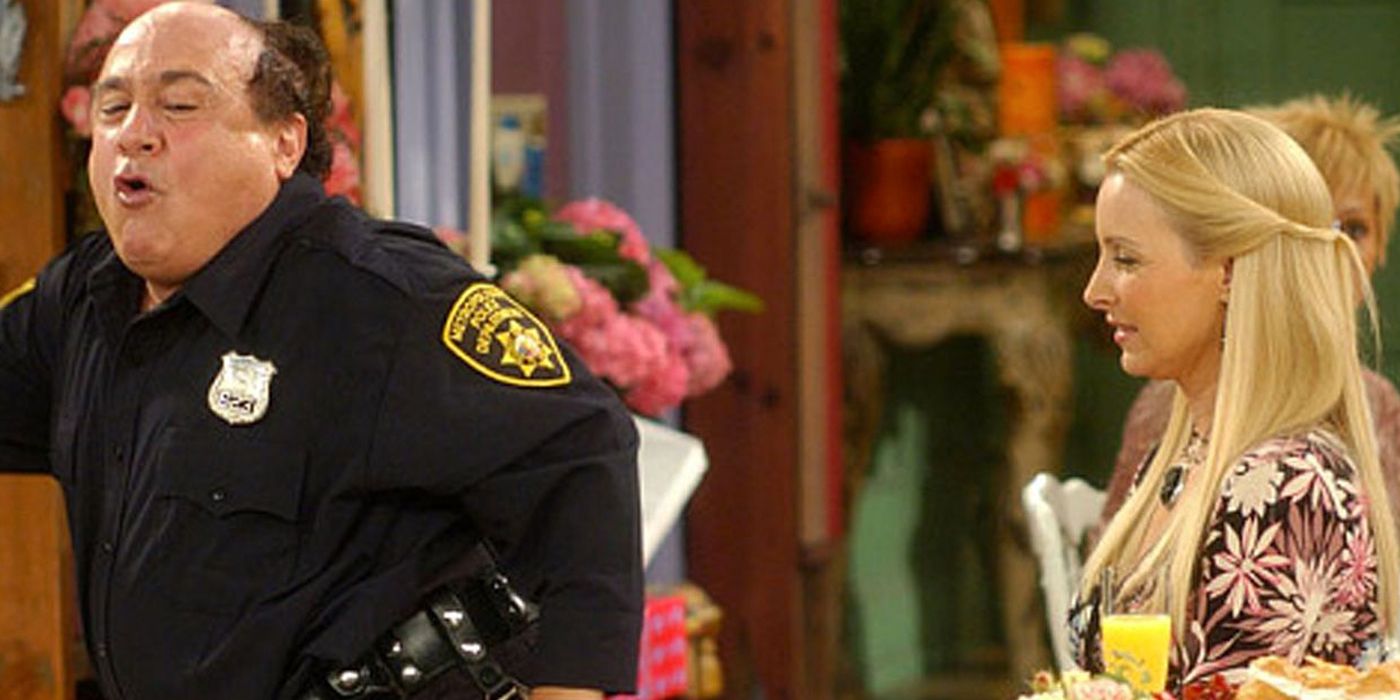 Officer Goodbody dança ao lado de Phoebe em Friends.