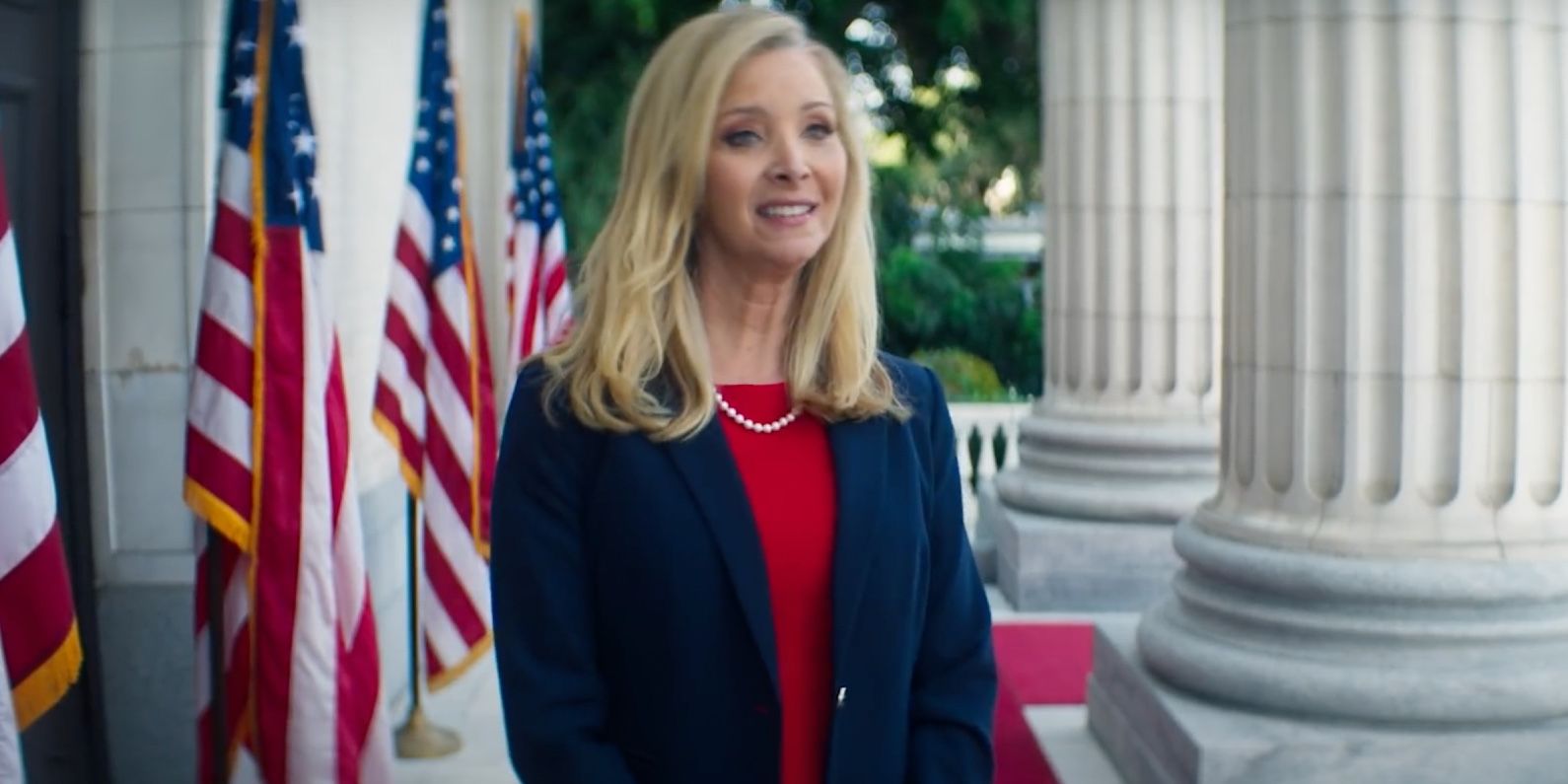 Jeanetta Grace Susan (Lisa Kudrow) sorrindo nervosamente em Death to 2020 na Netflix