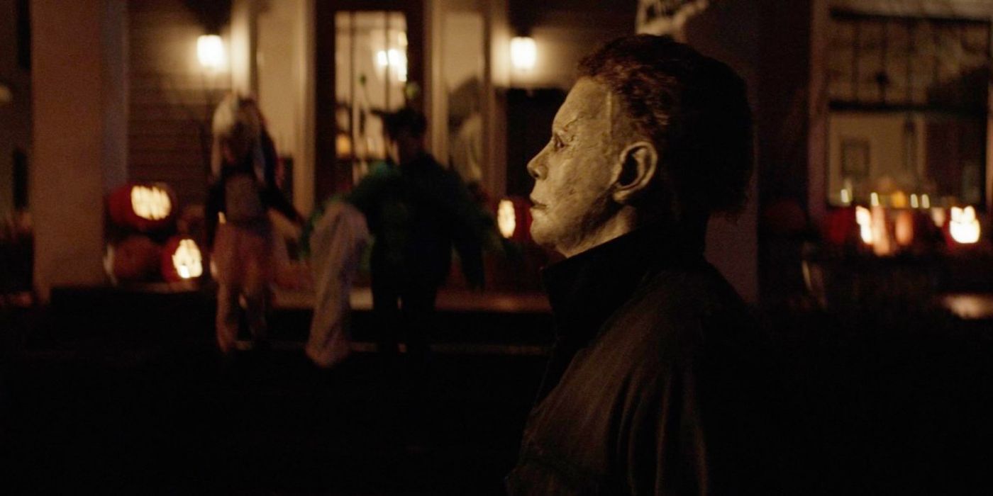 Halloween 2018 Michael Myers Out At Night with kids behind him