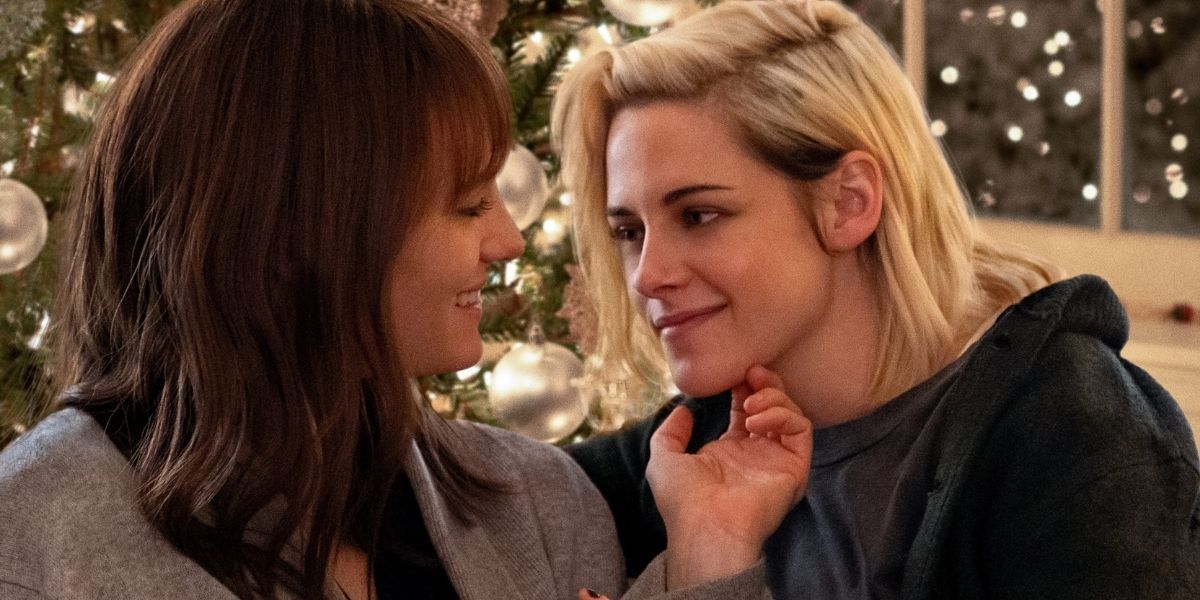 Kristen Stewart and Mackenzie Davis in Happiest Season