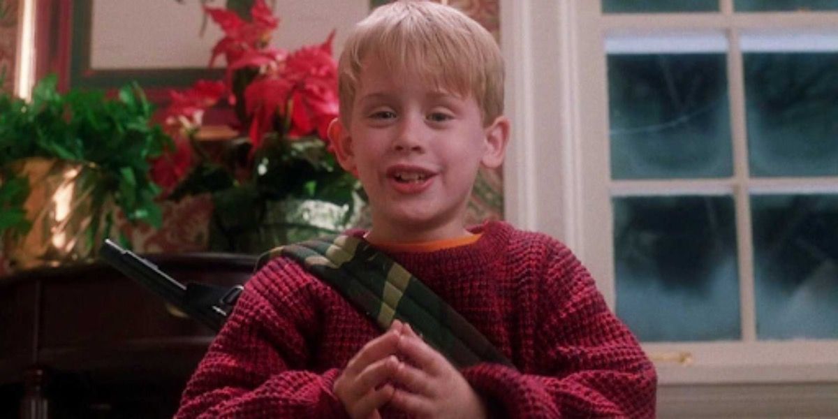 Kevin sorrindo no topo da escada em Home Alone